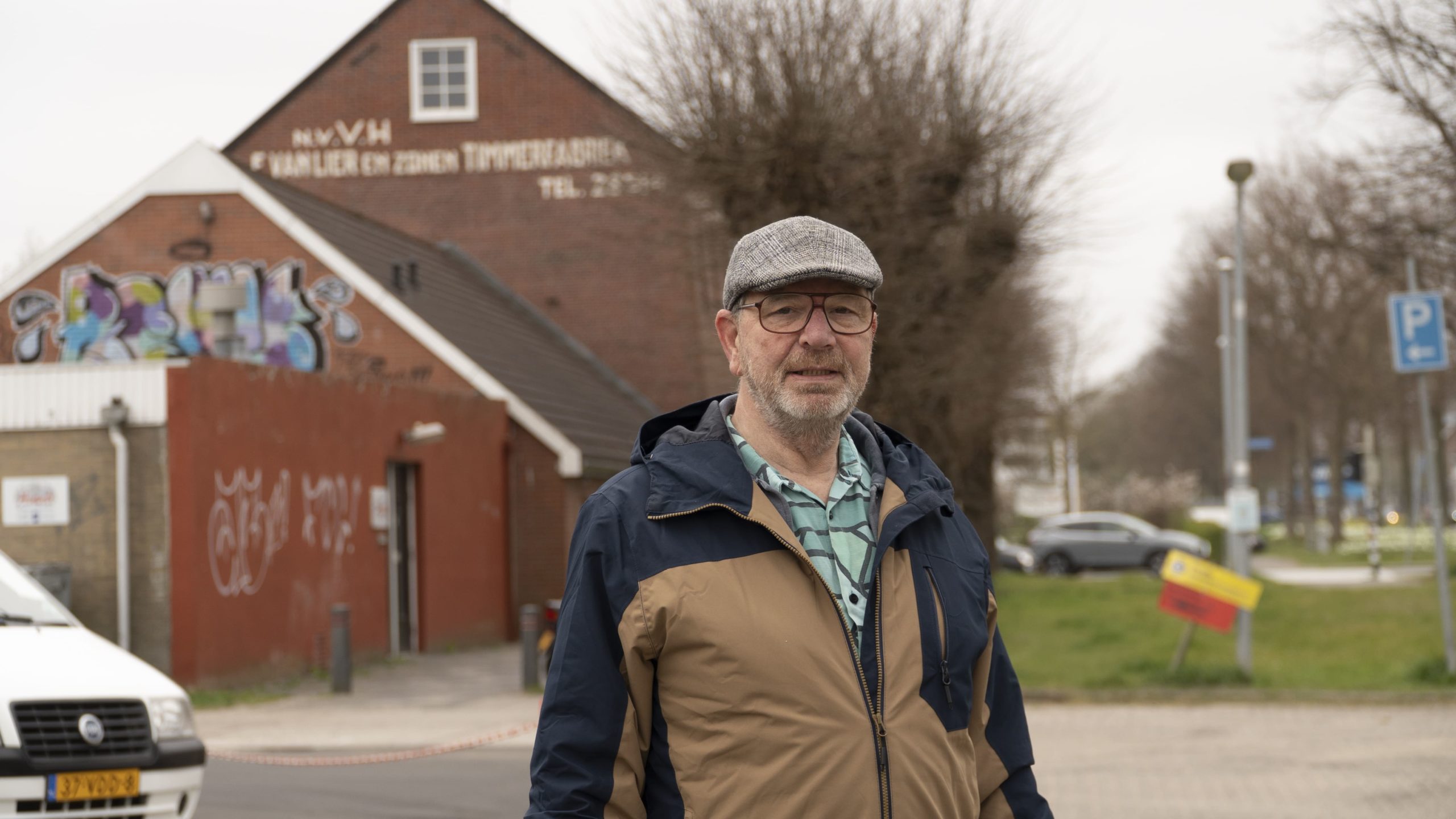 Foto van paul met gebouw op de achtergrond