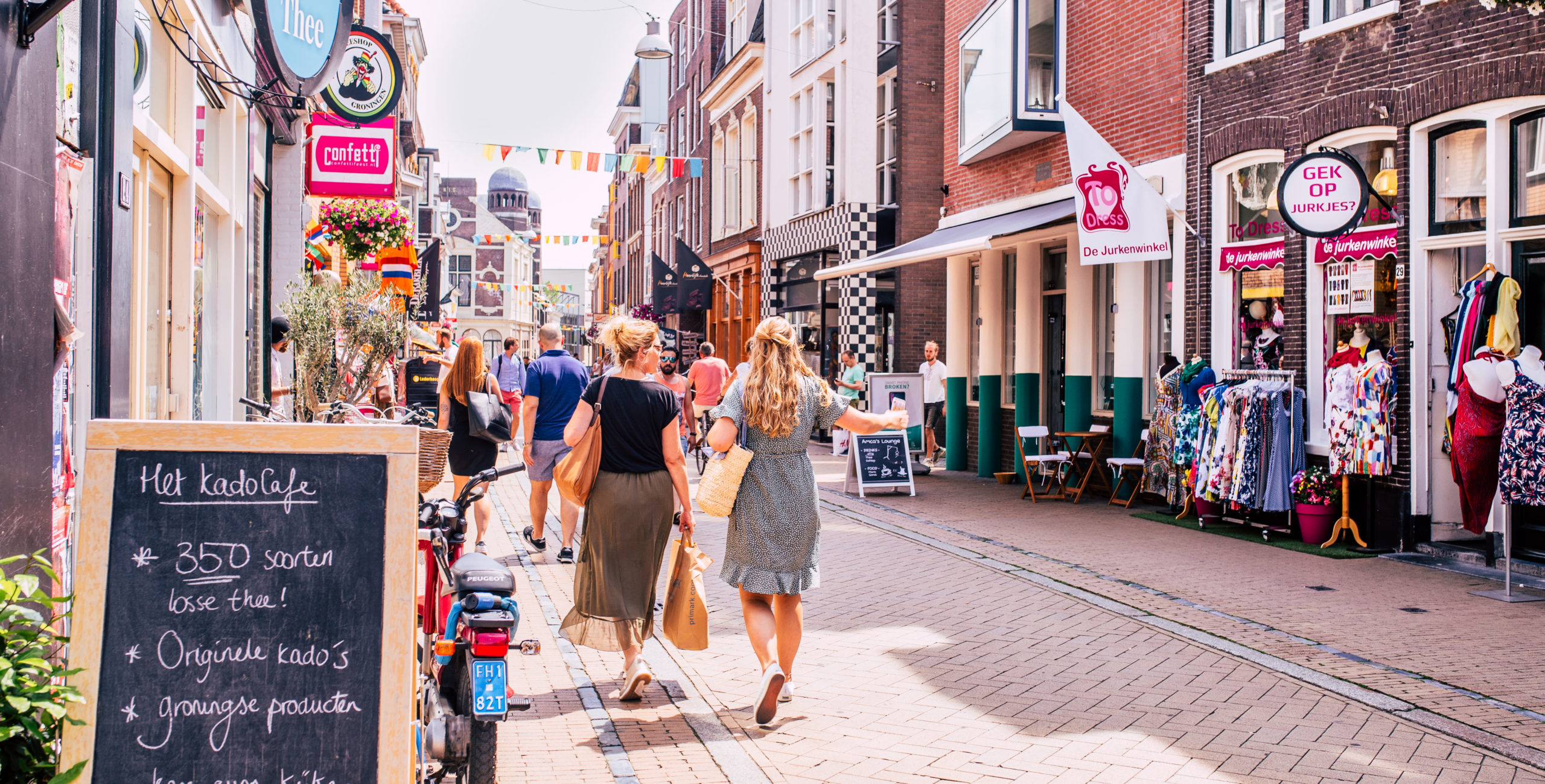 foto van folkingestraat met winkelende mensen