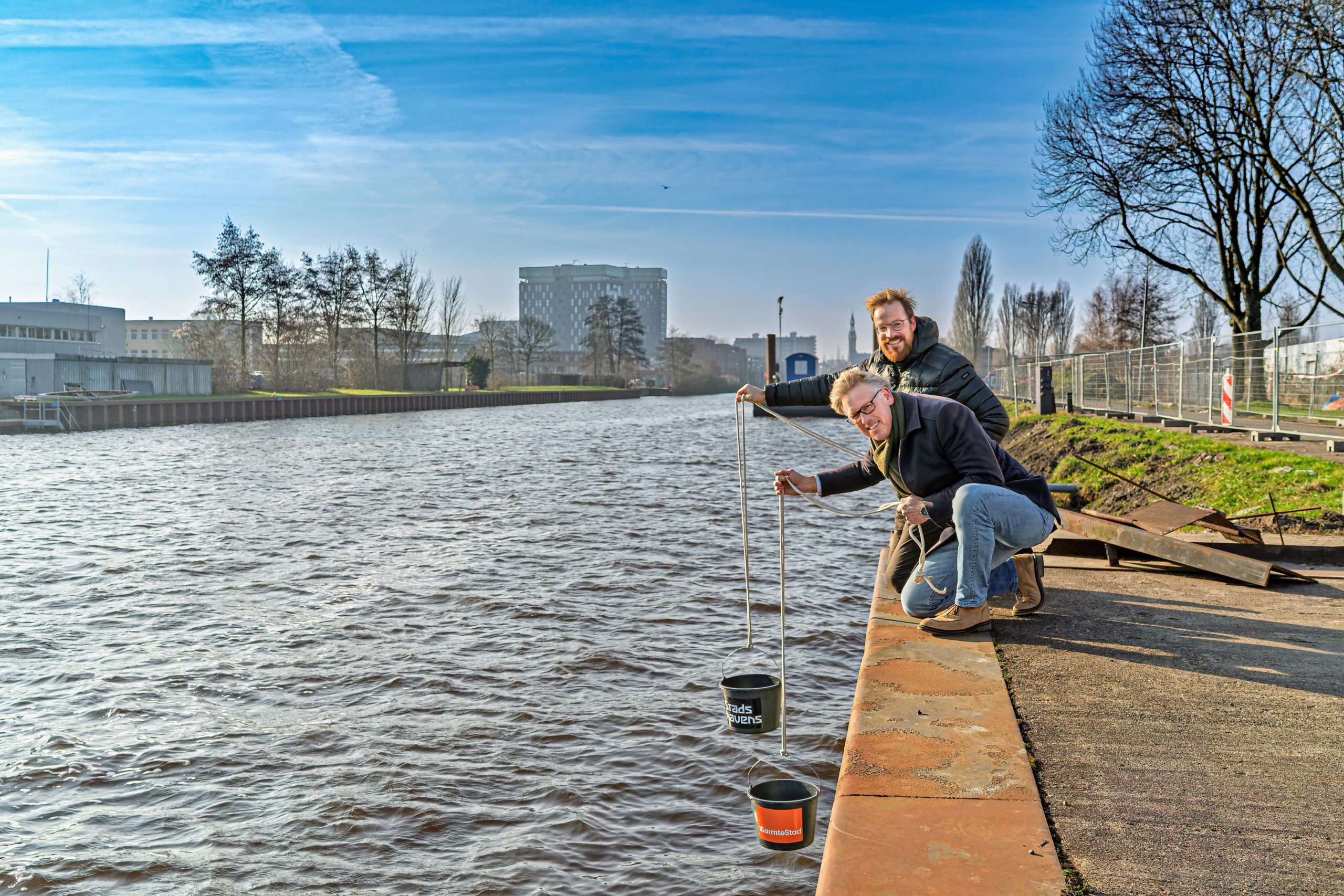 Directeur WarmteStad Dick Takkebos en Wethouder Rik van Niejenhuis